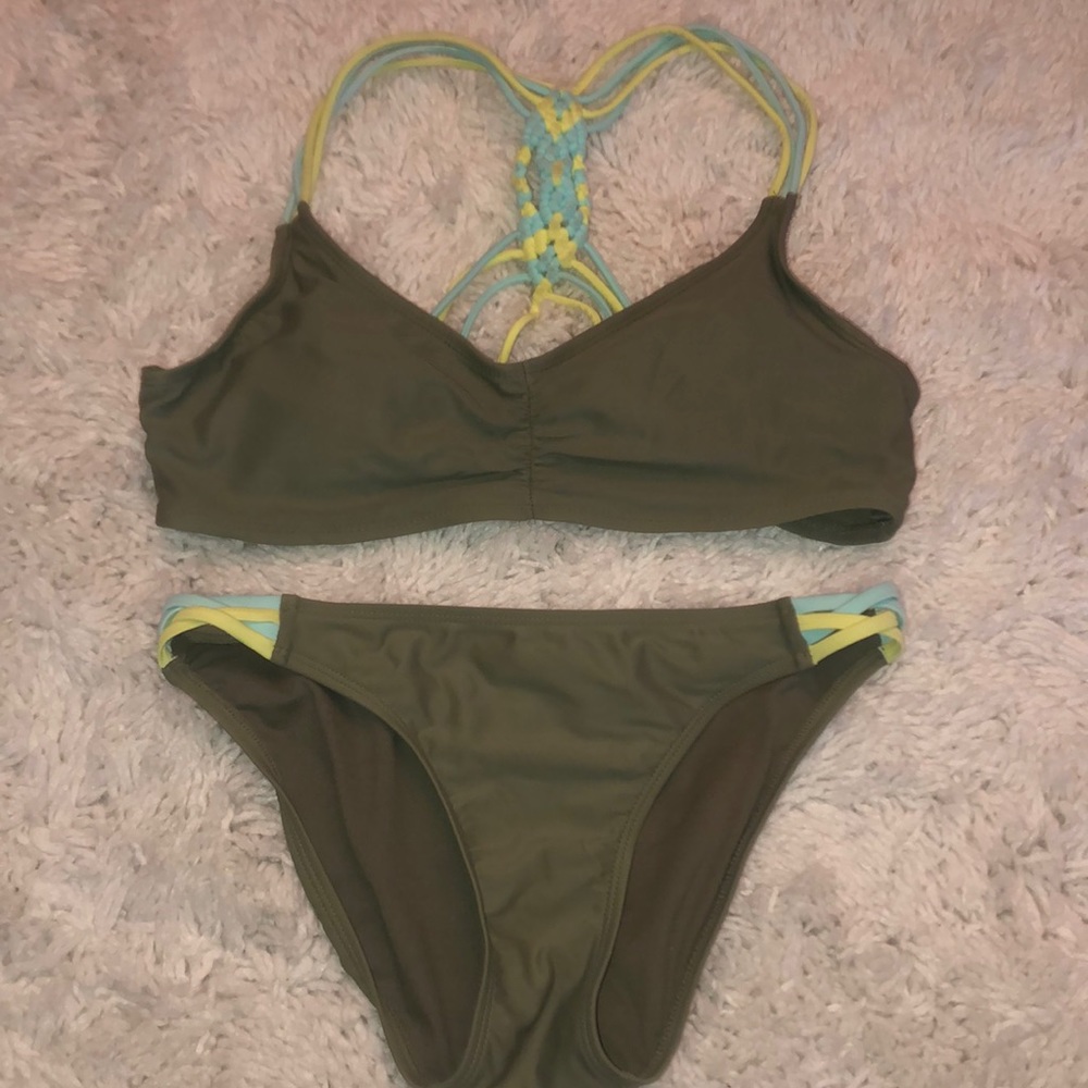 Green bikini w highlight accents